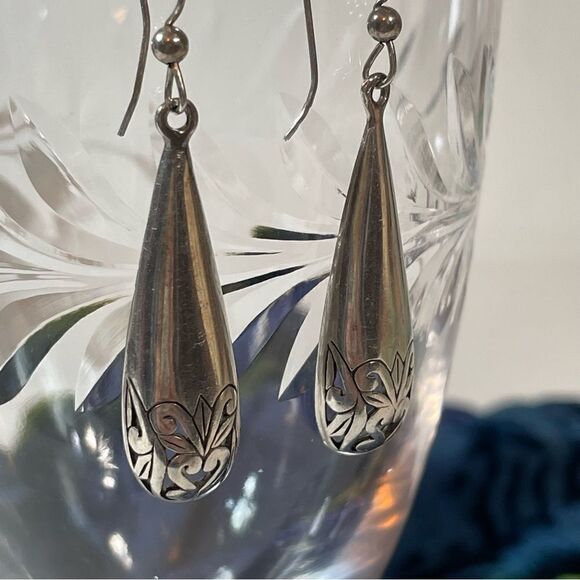 Sterling silver pierced botanical raindrop earrings - Picture 7 of 9